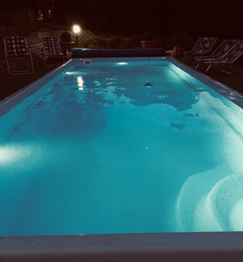 basen w Willi u Źródeł nocą